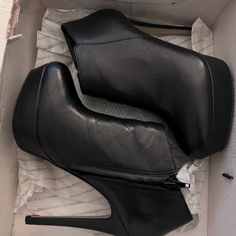 Aldo Smooth Black Leather Ankle Booties